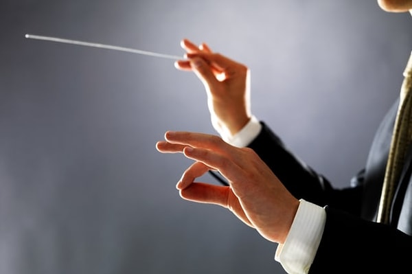 6. Что делает руководитель оркестра?
