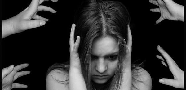 1. При какой болезни пациент убежден в том, что окружающие его люди на самом деле являются знакомым ему человеком, который все время меняет внешность и гримируется?