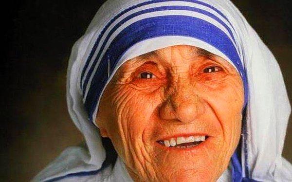 Kalküta'da hayatının ilk adımlarını atan ve ömrünün sonunda Papa tarafından kutsanan Rahibe Teresa fakirlerin dostu, hastaların dermanı olarak simgeleşti.
