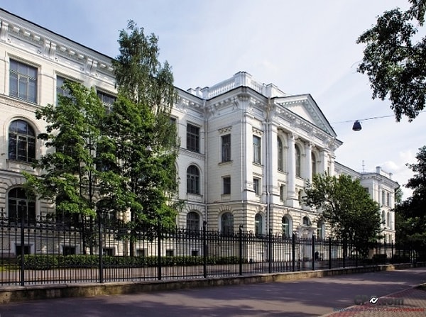 У Санкт-Петербургского политехнического университета 619-я позиция.