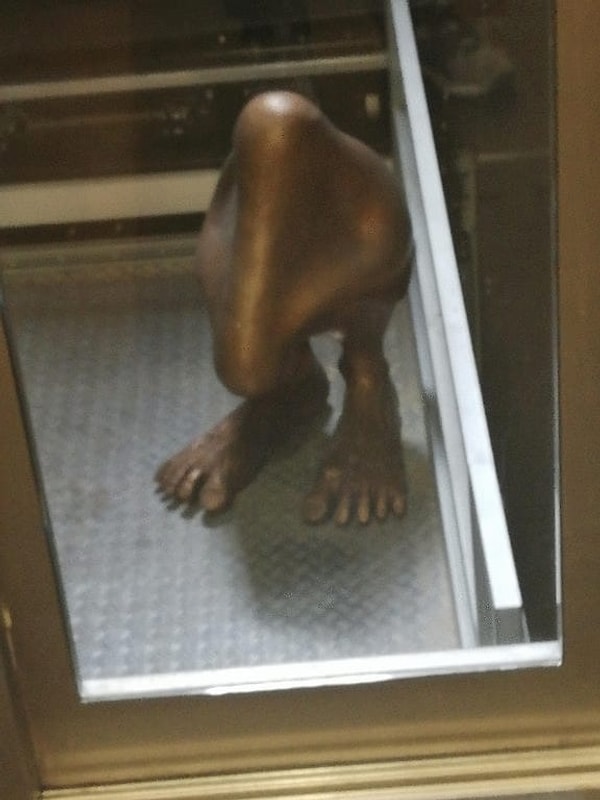 6. Статуя носа, которая стоит на ногах? 🤔