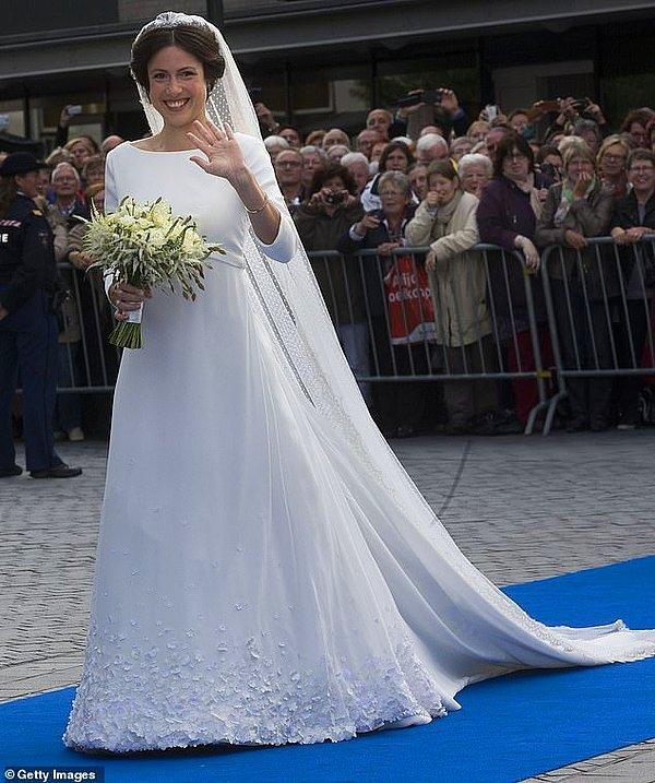 10. Hollanda: 2013 yılında Hollanda Prensi Jamie ile evleriken eski avukat ve yazar Viktória Cservenyák Danimarkalı tasarımcı Claes Iveren imzalı basit fakat zarif bir elbise tercih etti. Uzun kollu ve kayık yakalı elbise alt kısımda dantel detaylara sahipti. Gelin, elbiseyi uzun bir duvakla tamamladı.