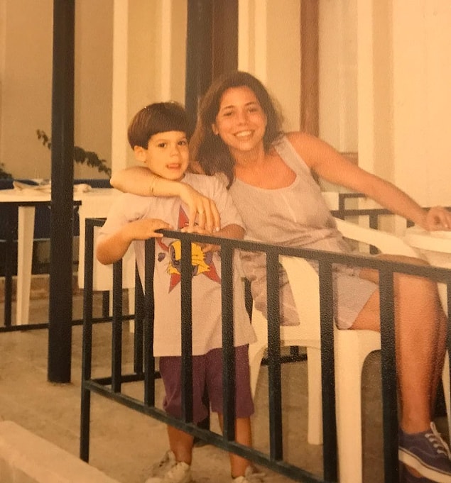 Bu fotoğrafta değişen tek şey Can Yaman'ın uzamış sakalları ve saçı sanki. Annesi neredeyse aynı!
