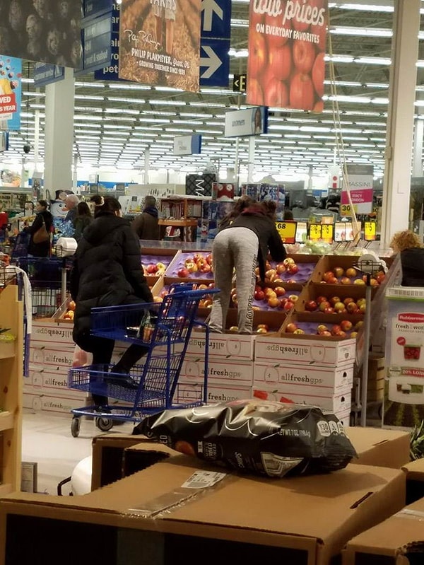 8. И как теперь после этой женщины покупать фрукты? 😡