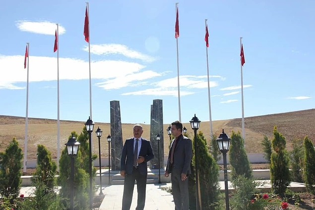 Yeni yapılan şehitlikle ilgili belediye başkanının yaptığı açıklama tartışmalara neden oldu.