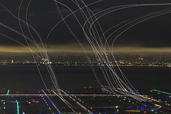 11. «4 часа воздушного трафика», почётное упоминание в номинации «Архитектура и городские пейзажи». Фото: Garret Suhrie.