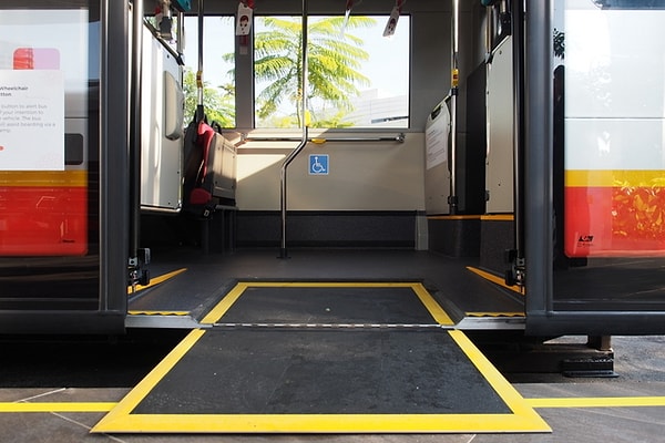 Парижанин Франсуа ле Берр страдает рассеянным склерозом, а потому вынужден передвигаться на инвалидной коляске.