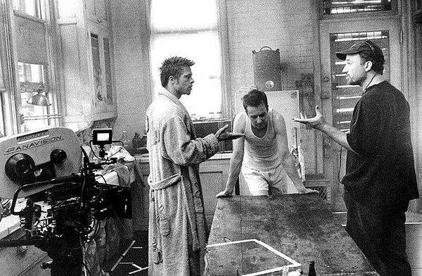 7. Brad Pitt, Edward Norton ve David Fincher 'Dövüş Kulübü (Fight Club)' setinde.