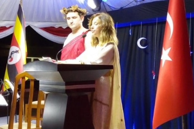 Resepsiyona Türk büyükelçi ve Büyükelçilik katibinin giydiği kıyafetler damga vurdu.