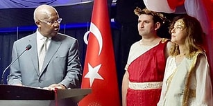 Cumhuriyet Resepsiyonunda Antik Yunan Dönemi Kostümü Giydi: Türkiye'nin Uganda Büyükelçisi Geri Çağrıldı