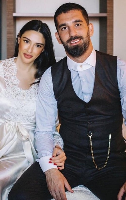 Arda Turan ve Aslıhan Doğan çiftinden de doğum sonrası ilk kare geldi. Ayrıca 40 kurbanlık hayvandan sonra ilk hediye de...
