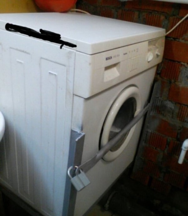 6. Скорее всего, машинка стоит в общежитие, и хозяин захотел оградить ее от несанкционированных стирок. А у вас какие предположения?