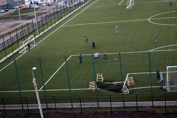 11. Произошло это в одной из школ Уфы — часть футбольного поля взяла и обвалилась. Яму при этом просто загородили ленточками, и детвора продолжила играть