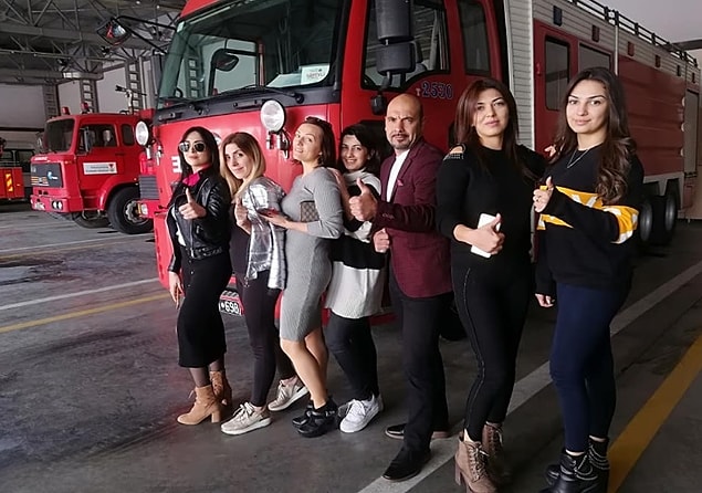İtfaiye Daire Başkanı Cahit Küçükönder'in de bulunduğu sırada yapıldığı öğrenilen defilenin görüntüleri kısa sürede sosyal medyada yayılınca tepki gördü.