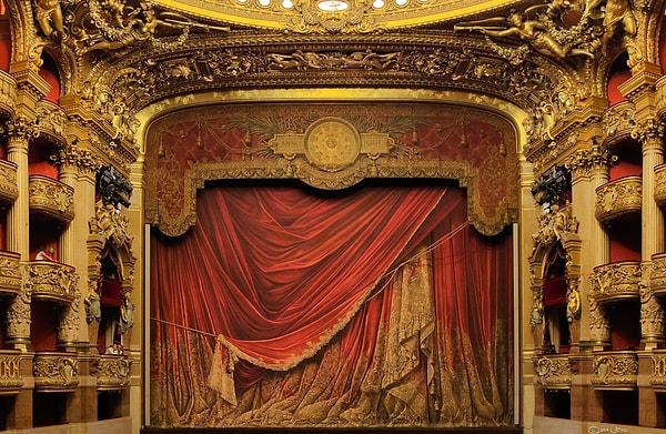 Gaston Leroux’un meşhur “Phantom of the Opera” yani Operadaki Hayalet’i de ilhamını bu ihtişamlı yerden almış.