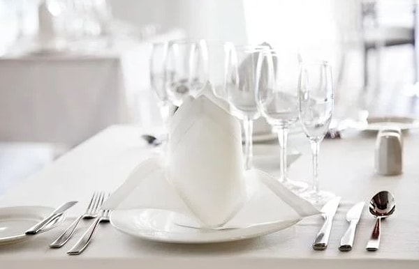 2. Вилки всегда кладутся справа от тарелки.