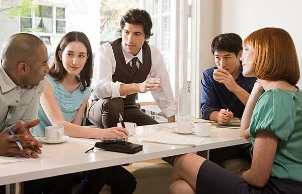 4. Нет ничего дурного в том, чтобы сидеть за столом, скрестив ноги.