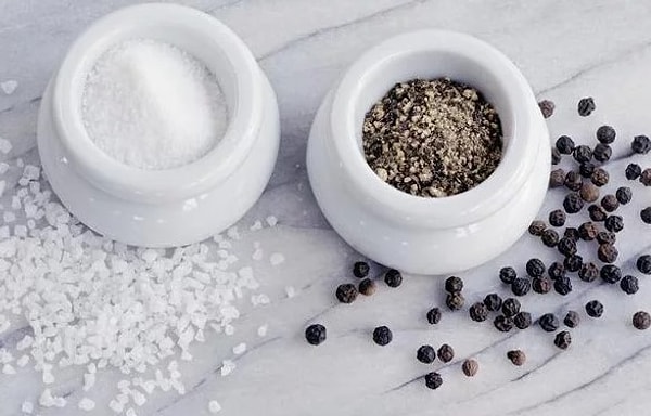 10. Класть в еду соль или перец, не попробовав ее, считается грубостью.