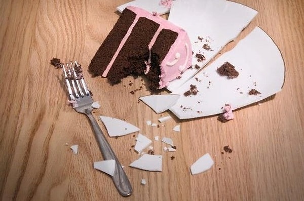 14. Если вы, будучи в кафе или ресторане, уронили столовый прибор, то его нужно немедленно поднять.