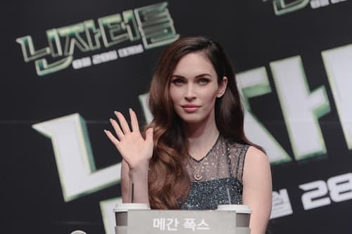 Megan Fox'un baş parmakları ile aynı baş parmaklarına sahip olmanın haklı gururunu yaşamak:
