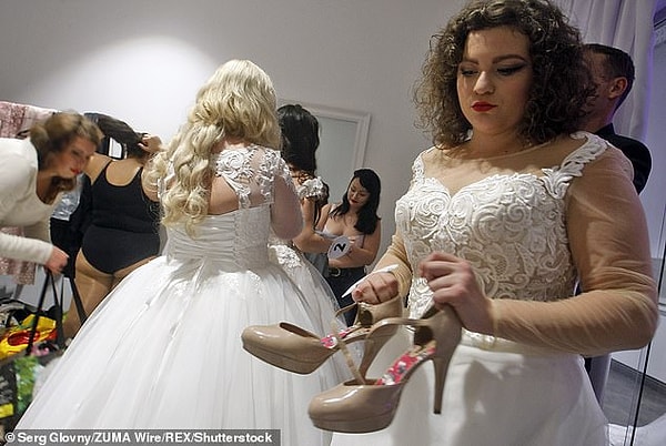 В прошлом месяце "Мисс Украина 2018" получила Вероника Дидусенко, но девушка осталась без короны и титула, так как нарушила правила конкурса.