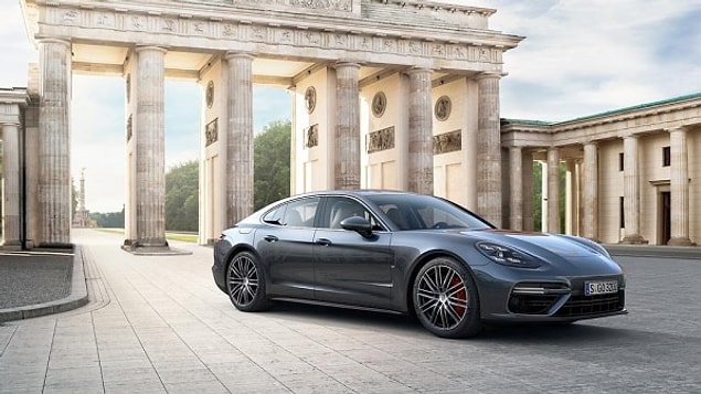 9. Gates'in büyük bir Porsche koleksiyonu vardı. Söylenene göre, Bill Gates bu arabaları Amerika Birleşik Devletleri Çevre Koruma Ajansı onaylamadan 13 yıl önce aldı.