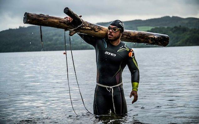 33 yaşındaki Ross Edgley, Britanya'nın etrafında yüzen ilk kişi unvanına sahip oldu.