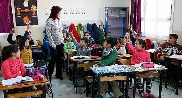 Eğitim ve öğretim hizmetleri sınıfındaki mevcut personel hakkında bazı bilgileri paylaşan Bakan Selçuk, resmi eğitim kurumlarında görev yapan 920 bin 524 öğretmen bulunduğunu açıkladı.
