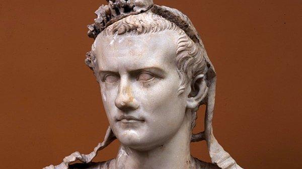 Caligula, tahta geçtiği ilk yıllarda güçlü ve adil bir hükümdar olarak nam salmıştı ancak işler zamanla kötüye gitmeye başladı...