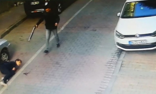 Korkunç olay dün 16.00 sıralarında Siyavuşpaşa Mahallesi, Mine Sokak'ta meydana geldi.