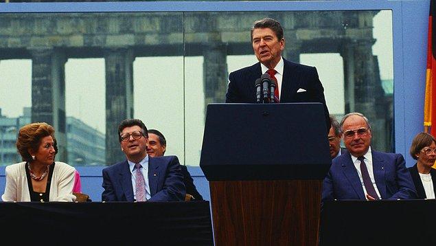 1987'de dönemin ABD Başkanı Ronald Reagen Batı Berlin'de yaptığı konuşmada dönemin Sovyetler Birliği Devlet Başkanı Mihail Gorbaçov'a "Bu duvarı yık" çağrısında bulundu.