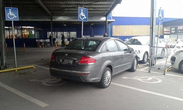 8. Hiçbir şekilde anlam veremeyeceğimiz engelli yerine park etmek,