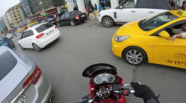 9. Motorlu sürücülere yol vermemek ve sıkıştırmak,
