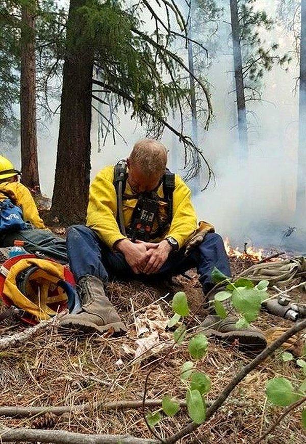 22. ABD'de bir eyalet olan Oregon'daki yangında görev yapan itfaiyecinin 23 saatlik mesaisinin bitiminde çekilmiş bir fotoğraf.