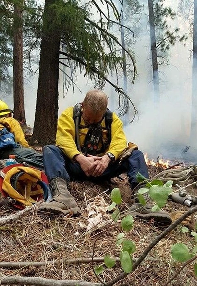ABD'de bir eyalet olan Oregon'daki yangında görev yapan itfaiyecinin 23 saatlik mesaisinin bitiminde çekilmiş bir fotoğraf.