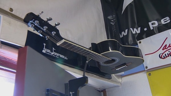 9. Звонок в одном из музыкальных магазинов