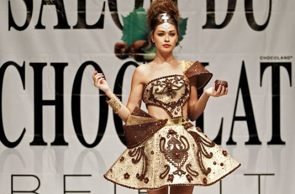 Дизанейры и шеф-повара создают для показа специальные шоколадные платья.
