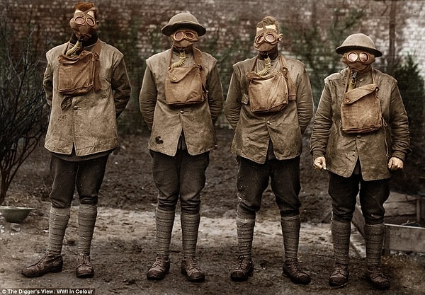 9. Австралийские солдаты в противогазах
