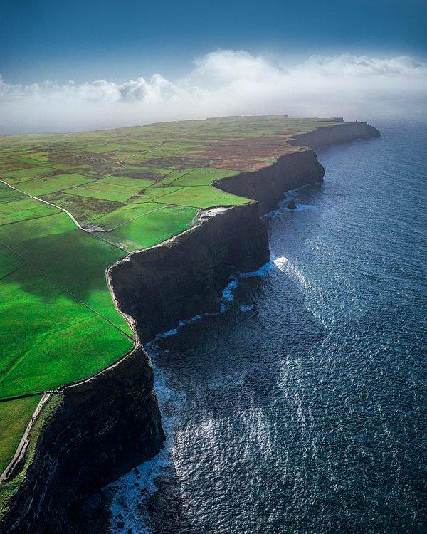 2. İrlanda'da meşhur kayalıklar, bir tablo gibi! 🎨