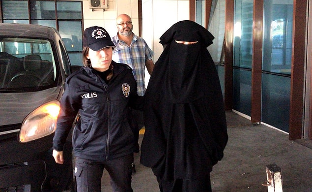 DHA'nın aktardığı bilgiye göre 21 yaşındaki şahıs bugün mahkeme tarafından 'Atatürk'ün hatırasına alenen hakaret ettiği' gerekçesiyle tutuklandı.