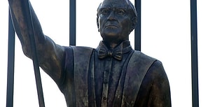 İzmir'de Atatürk Heykeli Tartışması: 'Hiç Benzemiyor' Tepkileri Sonrası Yeniden Tasarlanacak