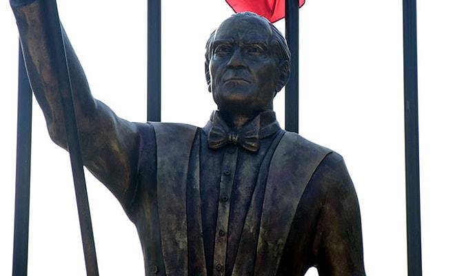 İzmir'de Atatürk Heykeli Tartışması: 'Hiç Benzemiyor' Tepkileri Sonrası Yeniden Tasarlanacak