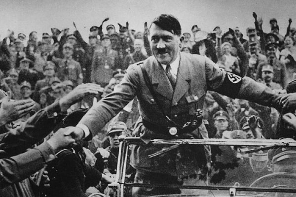 8. Что было изображено на торте, который в начале войны преподнесли Адольфу Гитлеру на день рождения?