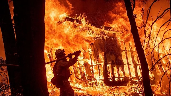 Сказать, когда они закончатся, пока не берется никто, так как по-прежнему дуют сильные ветра.