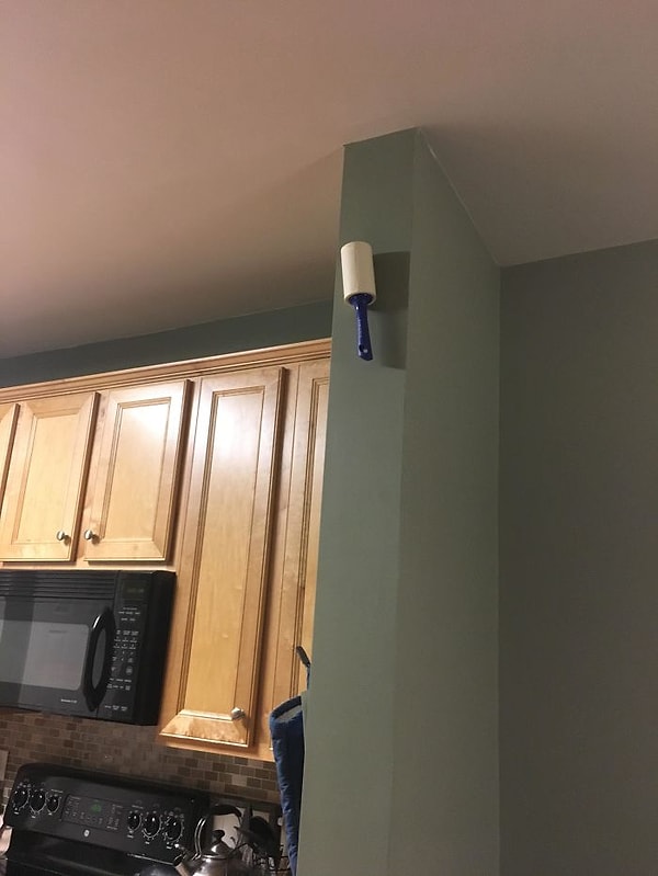 3. "Муж специально приклеивает ролик так высоко, чтобы меня разозлить. И это работает"