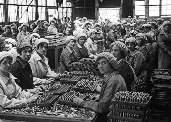1918 Londra'sında kadın mühimmat işçileri: