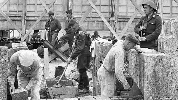 8. В какие годы была «поставлена» Берлинская стена и разразился Карибский кризис?