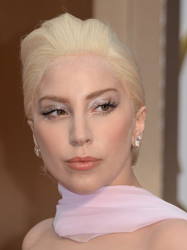 То ли это образ, то ли у нее просто не остается сил после многочасовых одеваний ее сложных костюмов...