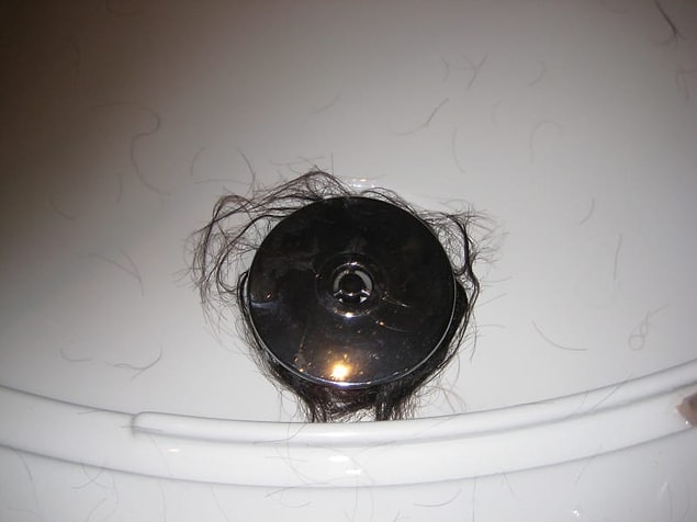 16. Tesisatçıları en iyi arkadaşları olur ya da bir profesyonel gibi lavabo tıkanıklığını açmayı öğrenirler.