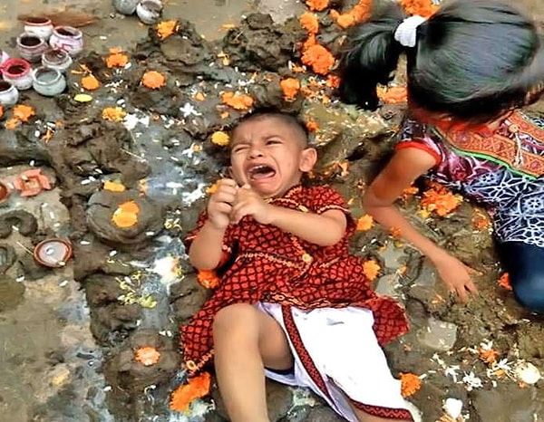 4. Малышам такой ритуал не очень нравится, и они обычно надрываются от плача.